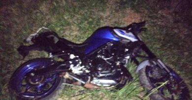 Motociclista morre após colisão com defensa metálica