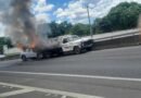 Carro é destruído por fogo após bater em caminhão na SP300