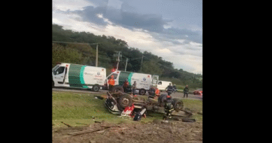 Caminhão tomba na SP-075 em Itu e interdita faixas nos dois sentidos