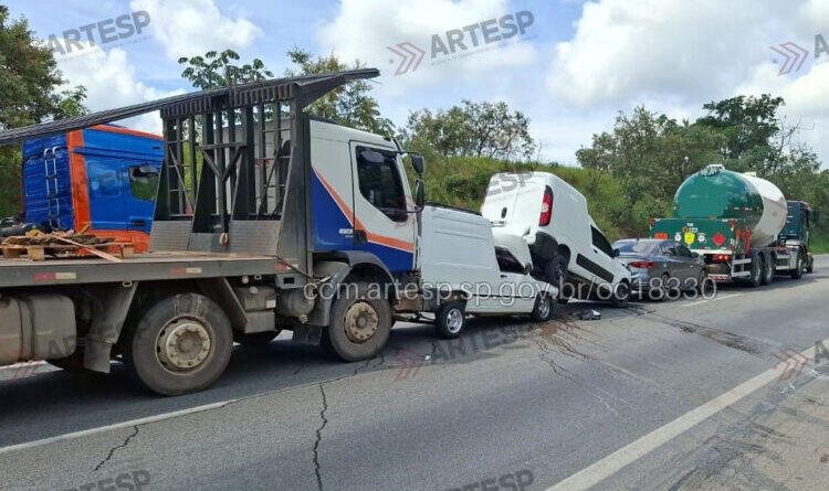 Engavetamento com seis carros na Rodovia Castello Branco provoca lentidão na via