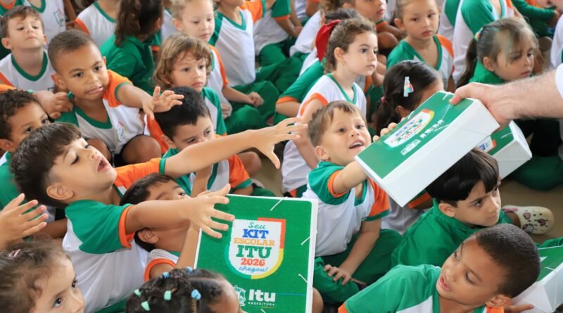 Itu inicia entrega de novos kits escolares para mais de 17 mil alunos da Rede Municipal