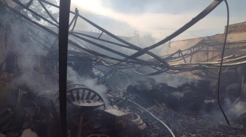 Incêndio atinge empresa em Salto; quatro cães morreram Incêndio atinge empresa em Salto; quatro cães morreram