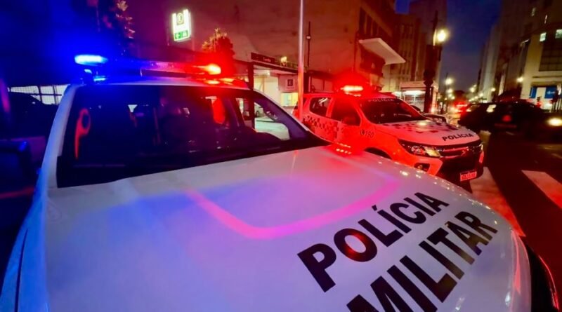 Mulher morre após ser esfaqueada pela vizinha em discussão sobre cachorro Mulher morre após ser esfaqueada pela vizinha em discussão sobre cachorro