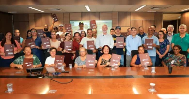 Prefeitura entrega 32 títulos de regularização fundiária
