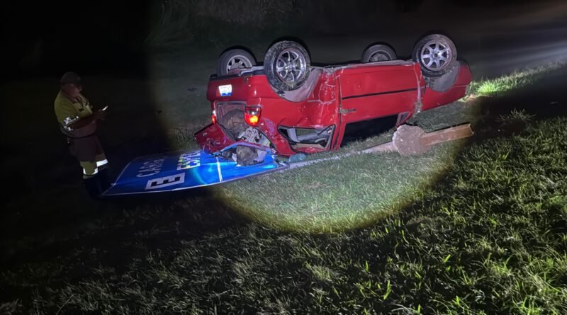 Carro capota na SP-075 em Salto