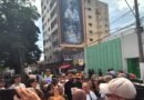 Eduardo Kobra assina mural e atende fãs em Itu