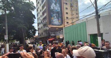 Eduardo Kobra assina mural e atende fãs em Itu