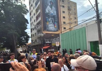 Eduardo Kobra assina mural e atende fãs em Itu
