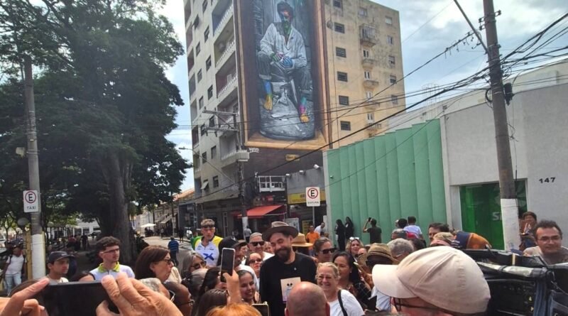 Eduardo Kobra assina mural e atende fãs em Itu